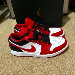 Size 8.5 Jordan 1 low bulls.